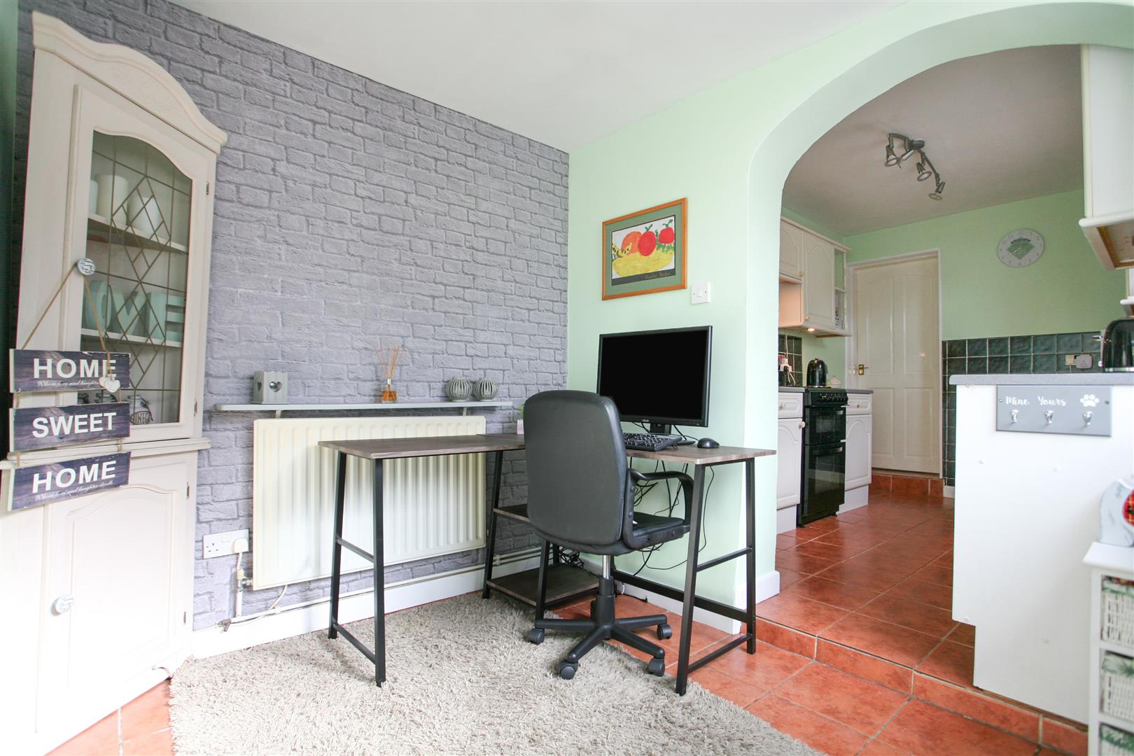 BREAKFAST ROOM / STUDY AREA